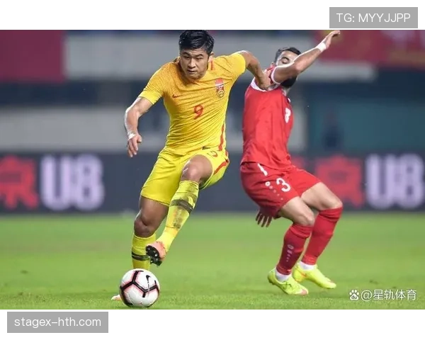 张玉宁这生活也太高级了，连买个外套都像拍时尚大片